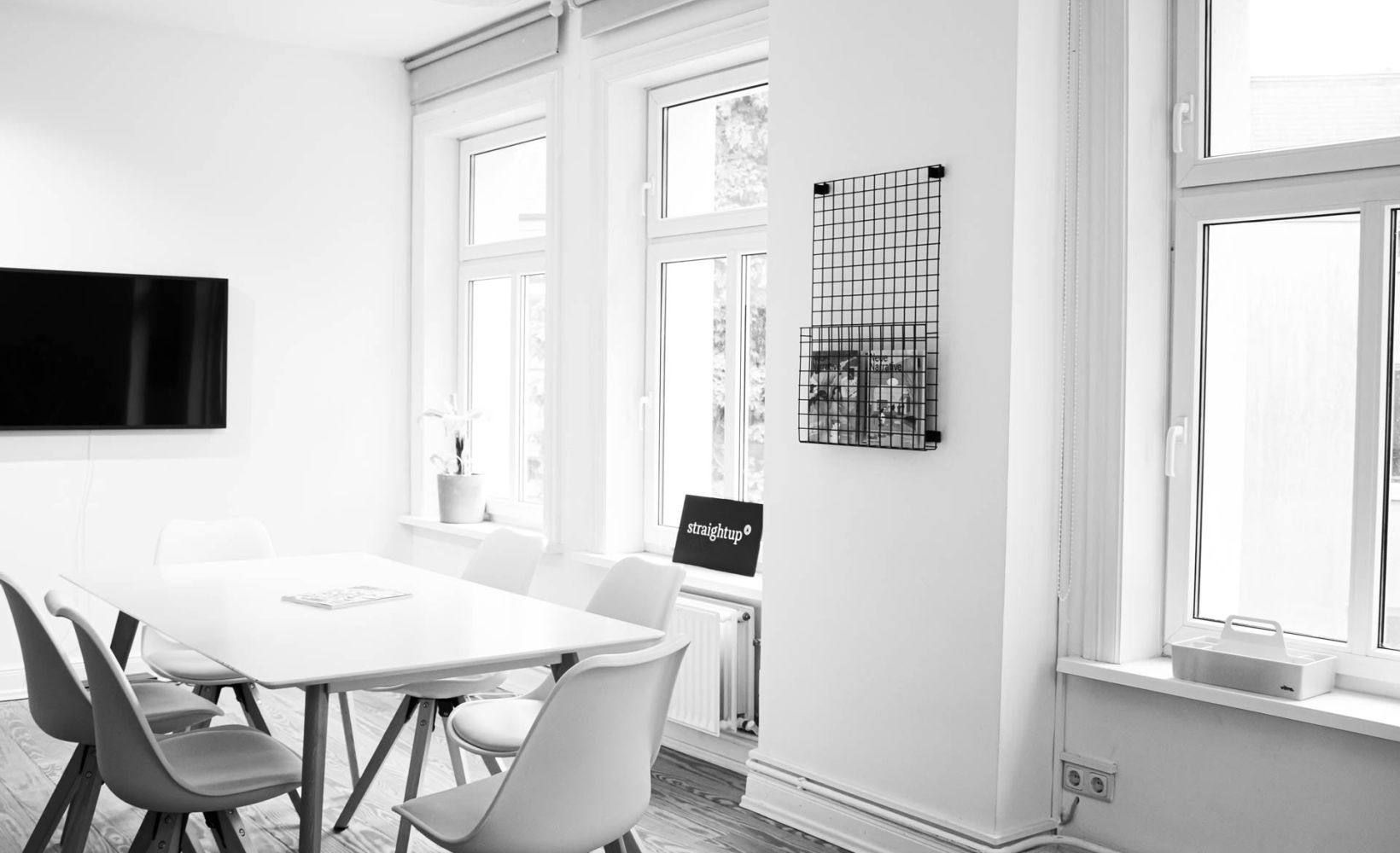Heller Besprechungsraum der Agentur straightup digital in Hamburg mit Konferenztisch und Stühlen